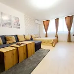 Moderno Park Lane בנסקו